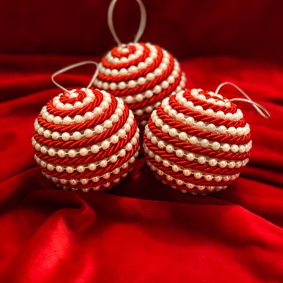 12 piece Christmas ornaments. There is 3 colors: Gold , Red...